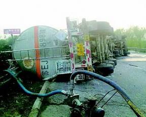 ECH罐車側(cè)翻，濟多個路口封閉(圖)